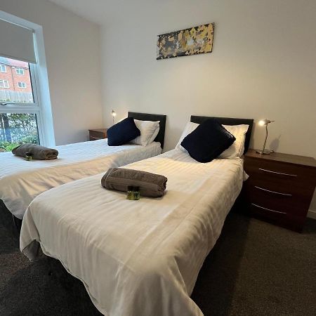 2 Double Beds Or 4 Singles, 2 Bathrooms, Free Parking, Smart Tv'S, Close To Gunwharf Quays, Beach & Historic Dockyard Portsmouth Exterior foto