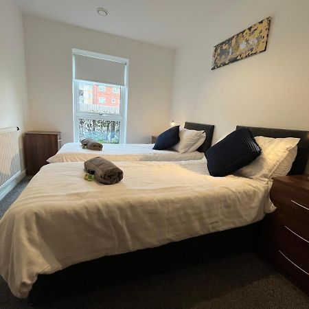 2 Double Beds Or 4 Singles, 2 Bathrooms, Free Parking, Smart Tv'S, Close To Gunwharf Quays, Beach & Historic Dockyard Portsmouth Exterior foto