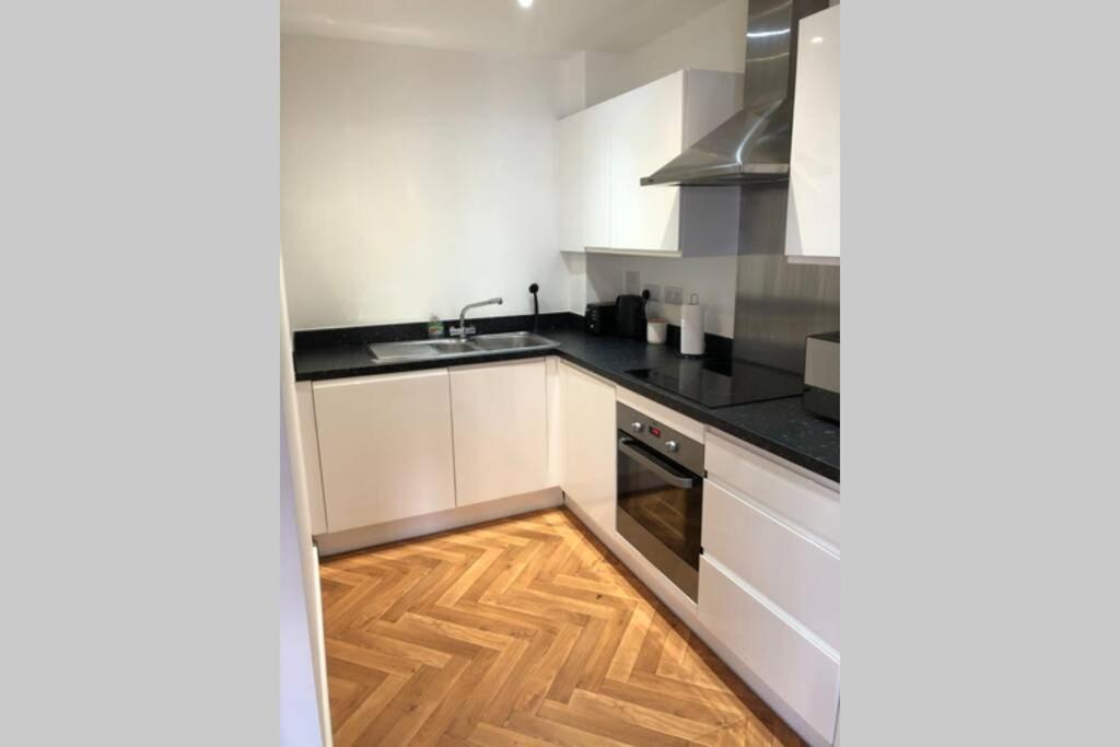 2 Double Beds Or 4 Singles, 2 Bathrooms, Free Parking, Smart Tv'S, Close To Gunwharf Quays, Beach & Historic Dockyard Portsmouth Exterior foto
