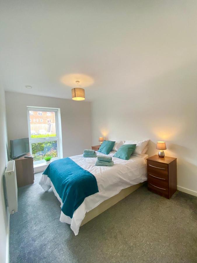 2 Double Beds Or 4 Singles, 2 Bathrooms, Free Parking, Smart Tv'S, Close To Gunwharf Quays, Beach & Historic Dockyard Portsmouth Exterior foto