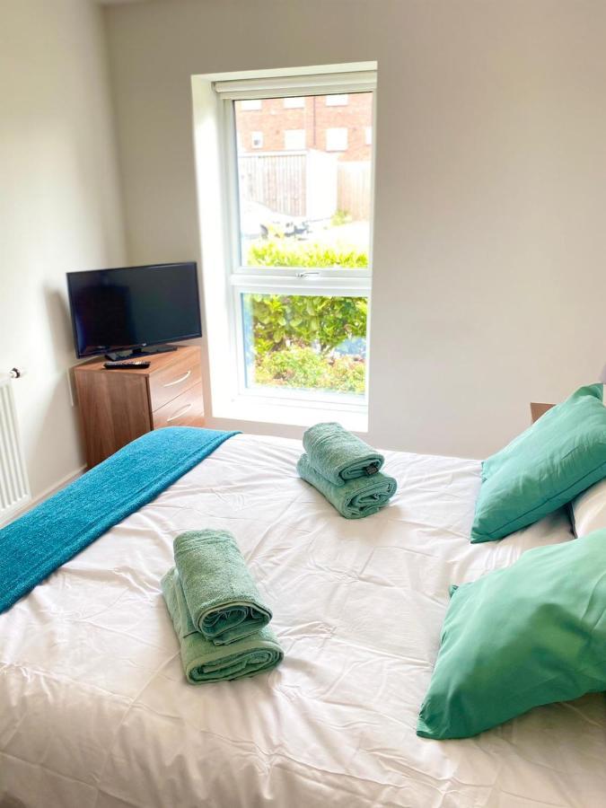 2 Double Beds Or 4 Singles, 2 Bathrooms, Free Parking, Smart Tv'S, Close To Gunwharf Quays, Beach & Historic Dockyard Portsmouth Exterior foto