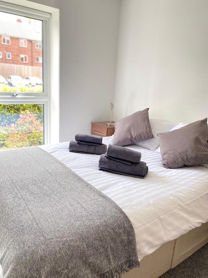 2 Double Beds Or 4 Singles, 2 Bathrooms, Free Parking, Smart Tv'S, Close To Gunwharf Quays, Beach & Historic Dockyard Portsmouth Exterior foto