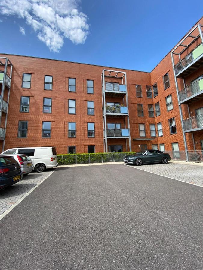 2 Double Beds Or 4 Singles, 2 Bathrooms, Free Parking, Smart Tv'S, Close To Gunwharf Quays, Beach & Historic Dockyard Portsmouth Exterior foto
