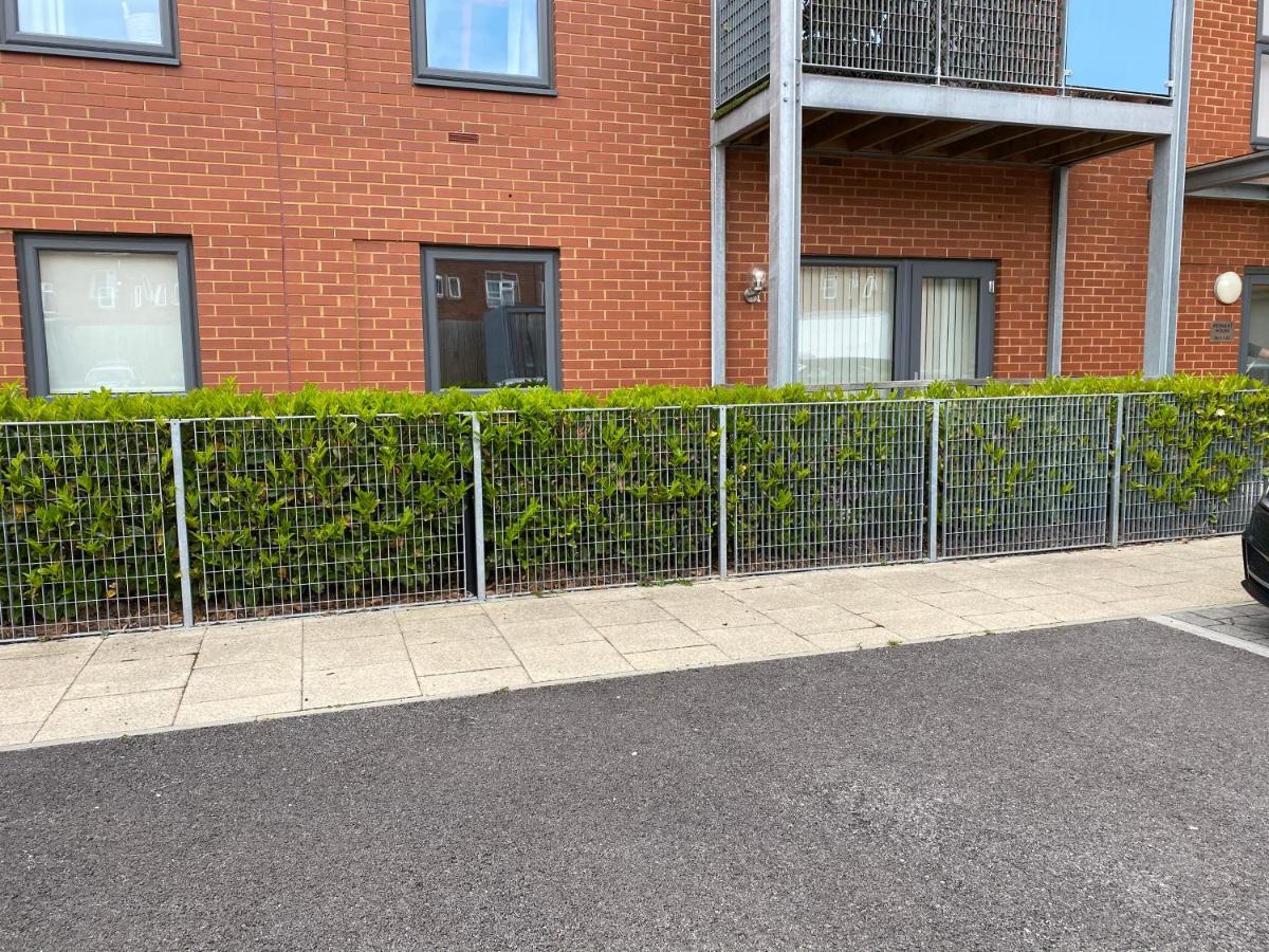2 Double Beds Or 4 Singles, 2 Bathrooms, Free Parking, Smart Tv'S, Close To Gunwharf Quays, Beach & Historic Dockyard Portsmouth Exterior foto