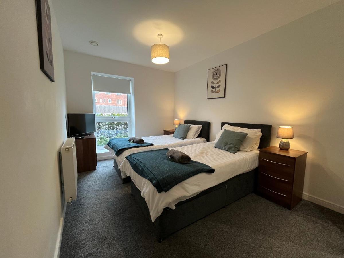 2 Double Beds Or 4 Singles, 2 Bathrooms, Free Parking, Smart Tv'S, Close To Gunwharf Quays, Beach & Historic Dockyard Portsmouth Exterior foto