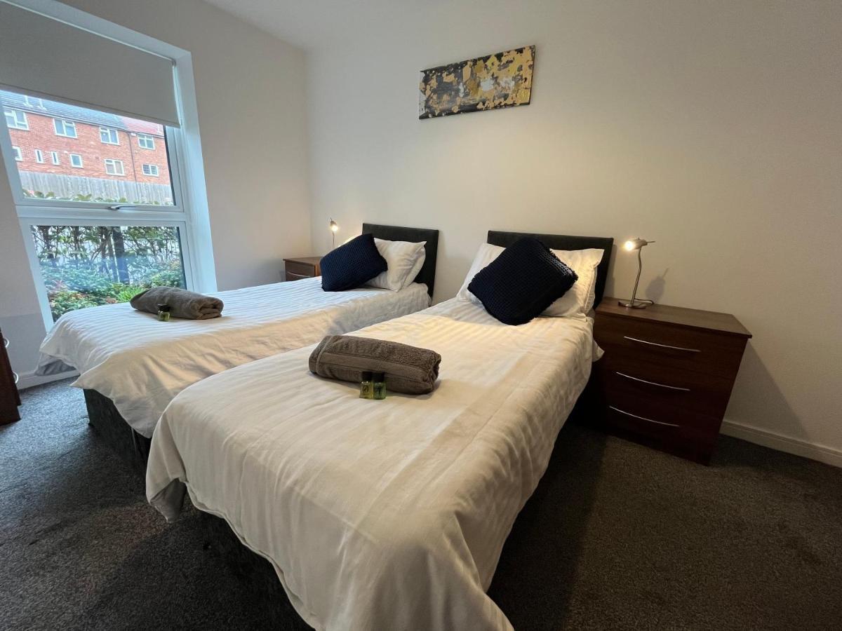 2 Double Beds Or 4 Singles, 2 Bathrooms, Free Parking, Smart Tv'S, Close To Gunwharf Quays, Beach & Historic Dockyard Portsmouth Exterior foto