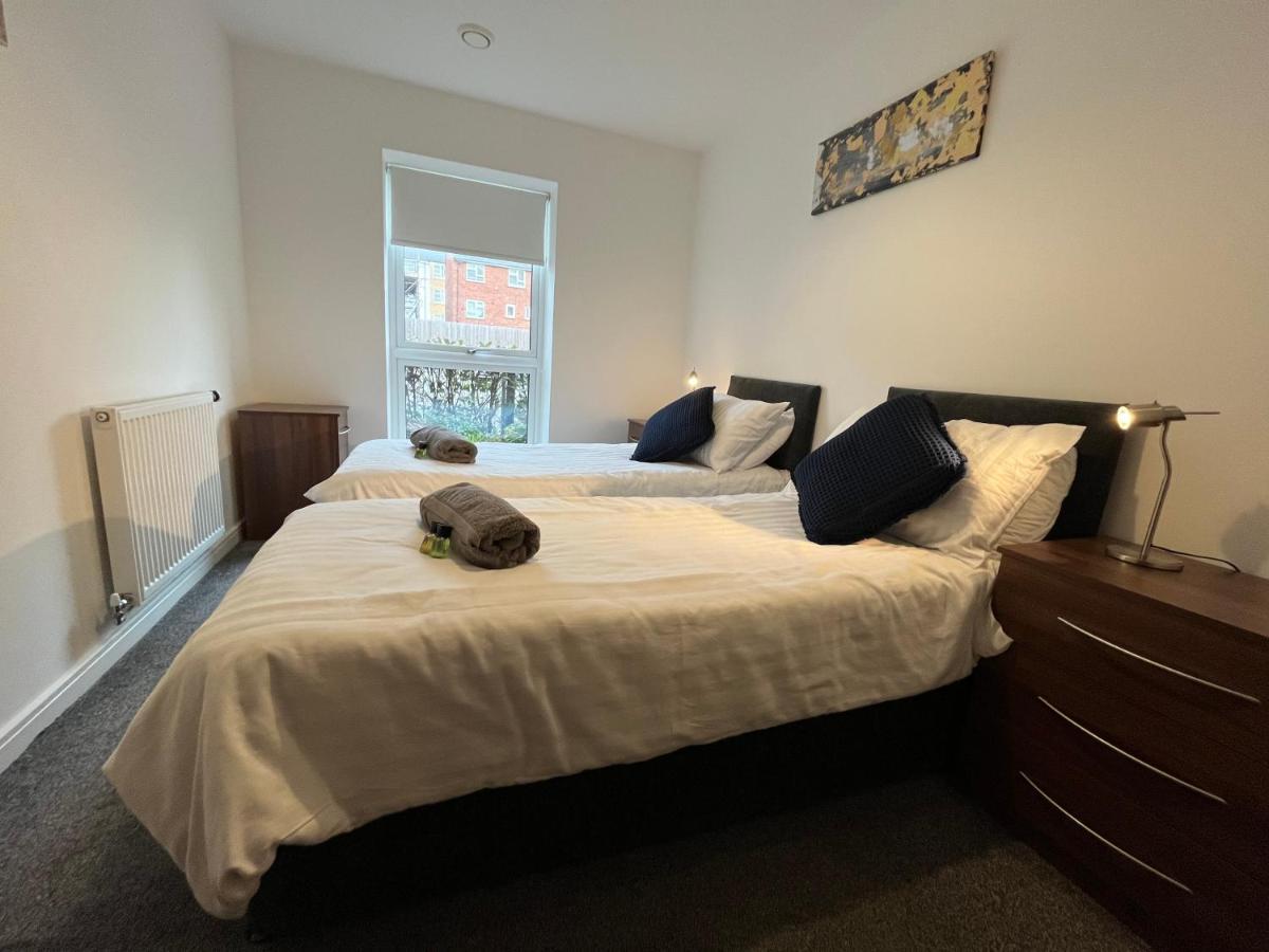 2 Double Beds Or 4 Singles, 2 Bathrooms, Free Parking, Smart Tv'S, Close To Gunwharf Quays, Beach & Historic Dockyard Portsmouth Exterior foto