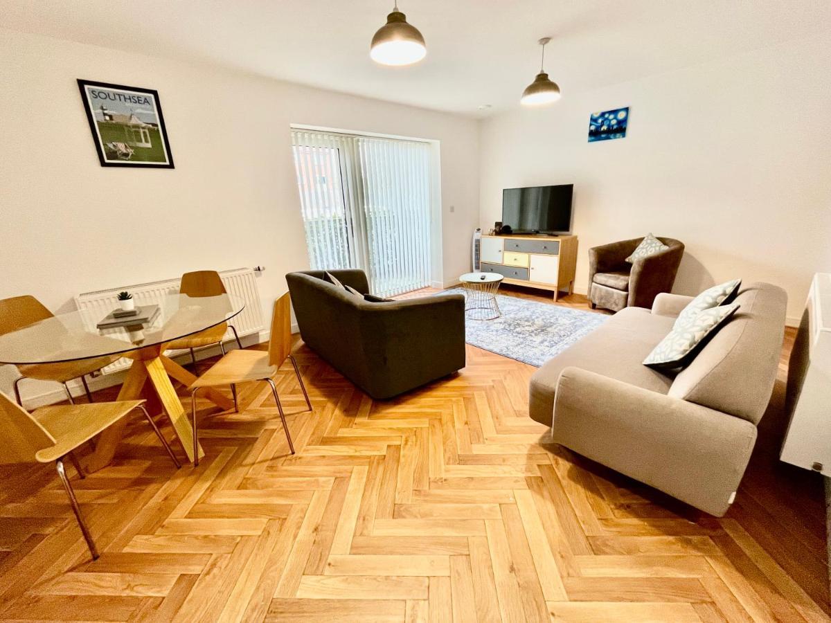 2 Double Beds Or 4 Singles, 2 Bathrooms, Free Parking, Smart Tv'S, Close To Gunwharf Quays, Beach & Historic Dockyard Portsmouth Exterior foto