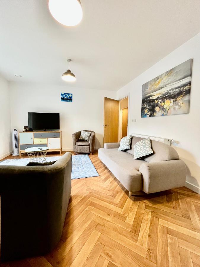 2 Double Beds Or 4 Singles, 2 Bathrooms, Free Parking, Smart Tv'S, Close To Gunwharf Quays, Beach & Historic Dockyard Portsmouth Exterior foto