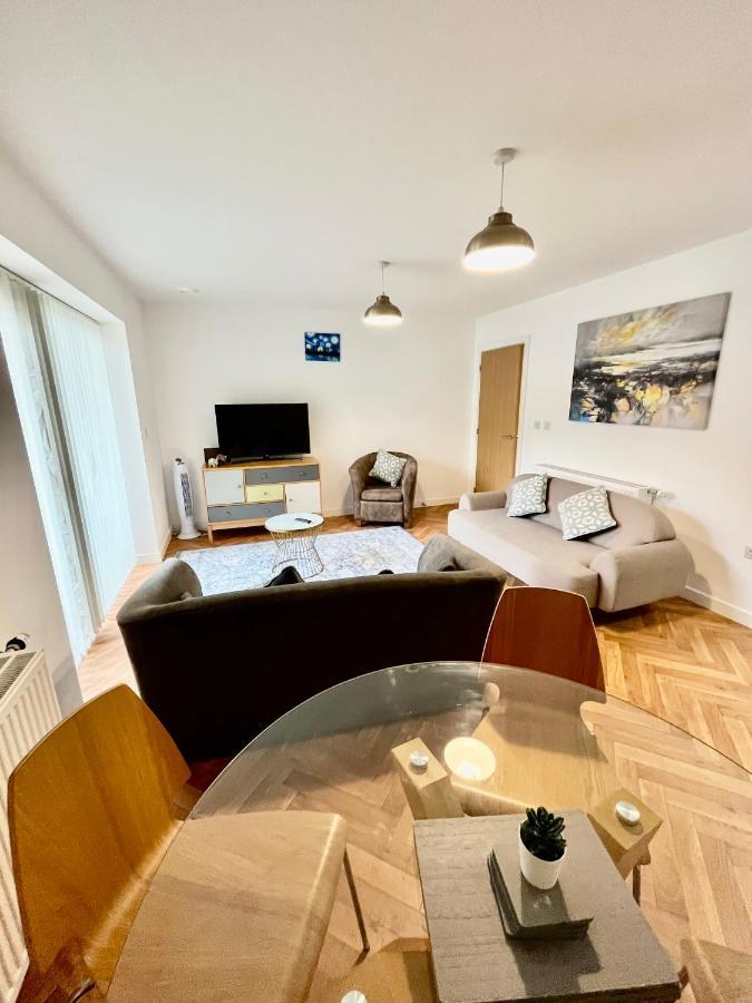 2 Double Beds Or 4 Singles, 2 Bathrooms, Free Parking, Smart Tv'S, Close To Gunwharf Quays, Beach & Historic Dockyard Portsmouth Exterior foto